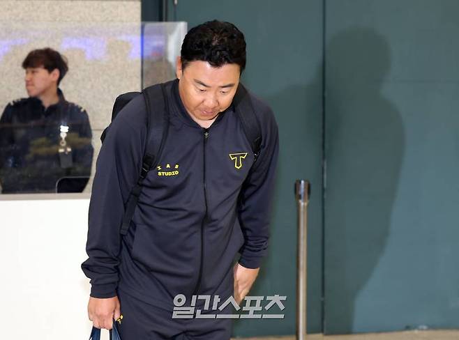 KIA 타이거즈 선수단이 호주 캔버라에서 진행된 1차 스프링캠프를 마치고 21일 오후 인천국제공항을 통해 귀국했다. 이범호 감독이 팬들에게 인사하고있다. 선수단은 이튿날인 22일 2차 캠프인 오키나와로 출국할 예정이며, 총 6경기의 연습경기를 치를 계획이다. 인천공항=정시종 기자 capa@edaily.co.kr /2024.02.21.