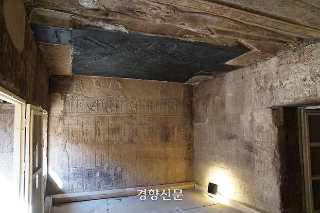 고대 유적 도시 덴데라의 하토르신전에는 2000여년 전의 별자리 부조 유물인 ‘덴데라 12궁도(황도대)’ 모사품이 천장에 시커먼 모습으로 설치돼 있다. 프랑스인들이 통째로 떼내간 진품은 루브르박물관에 있다. 도재기 선임기자