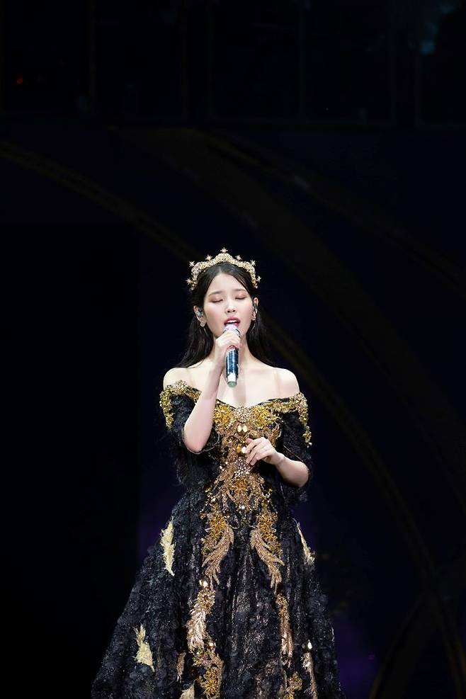 공연 실황 영화 '아이유 콘서트: 더 골든 아워'의 한 장면. 사진제공= CJ CGV