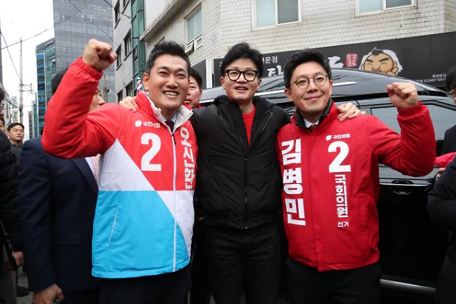 오신환-김병민과 기념 촬영하는 한동훈 비대위원장 [연합뉴스]