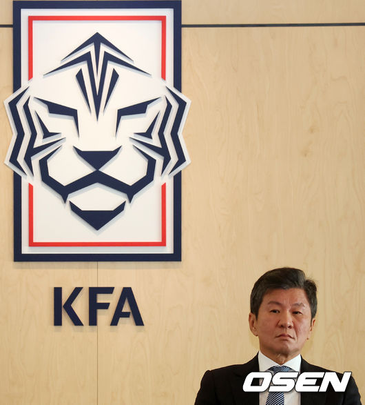 [OSEN=최규한 기자] 대한축구협회(KFA)가 16일 오전 서울 신문로 축구회관에서 축구 대표팀 사안 관련 임원회의를 개최했다. 이번 회의에는 정몽규 회장 및 주요 임원진이 참석하며 위르겐 클린스만(60) 대한민국 대표팀 감독 경질 여부를 논의할 예정이다. 회의는 비공개로 진행되며 회의결과 발표 여부는 정해지지 않았다.정몽규 대한축구협회 회장이 회의를 앞두고 생각에 잠겨 있다. 2024.02.16 / dreamer@osen.co.kr