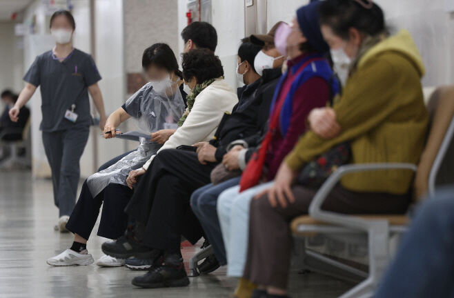 21일 대구 한 대학병원에서 환자들이 진료를 기다리고 있다. 연합뉴스