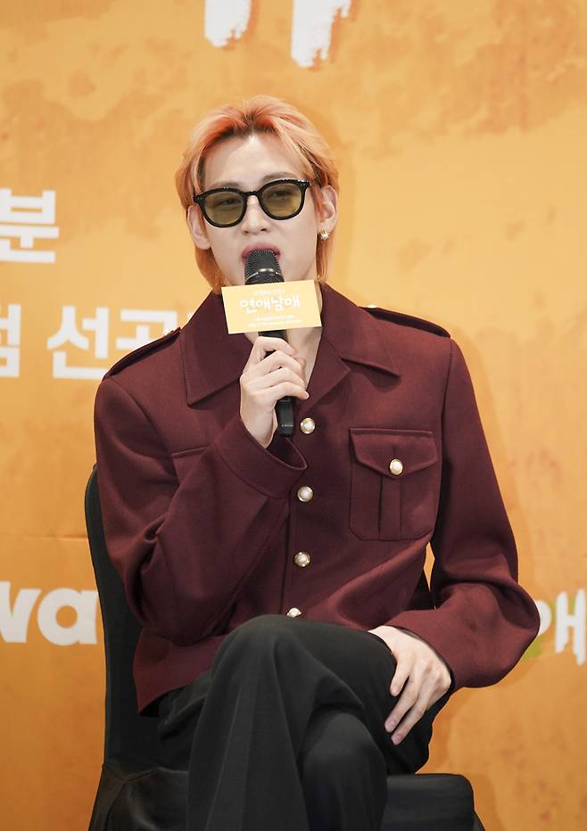 갓세븐 멤버 뱀뱀이 21일 경기도 고양시 소노캄 호텔에서 열린 JTBCX웨이브 예능 ‘연애남매’ 제작발표회에 참석해 발언하고 있다. 사진 JTBC