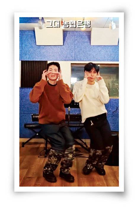 틱톡커 ‘이짜나언짜나’의 은행 밈 챌린지 장면. [EZUZ_OFFICIAL 틱톡 캡처]