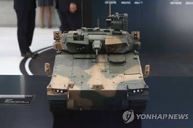 차세대 보병전투장갑차 레드백 (고양=연합뉴스) 임병식 기자 = 22일 경기도 고양시 킨텍스에서 열린 대한민국 방위산업전시회(DX KOREA 2022)에서 차세대 보병전투장갑차 레드백 모형이 전시되어 있다. 
    이번 방위산업전은 역대 최대규모로 세계 40개국, 350개 기업이 참여한다. 2022.9.22 andphotodo@yna.co.kr