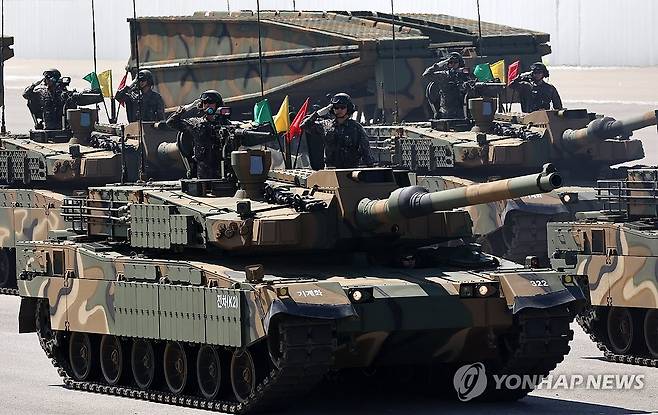 이것이 K2 전차 (성남=연합뉴스) 윤동진 기자 = 22일 성남 서울공항에서 진행된 건군 75주년 국군의 날 최종 리허설에서 K2 전차를 비롯한 기계화부대가 분열을 하고 있다. 2023.9.26 mon@yna.co.kr