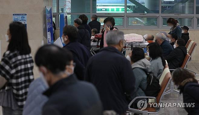 환자로 북적이는 대학병원 (대구=연합뉴스) 윤관식 기자 = 21일 대구 한 대학병원에서 환자들이 진료 접수를 기다리고 있다. 2024.2.21 psik@yna.co.kr