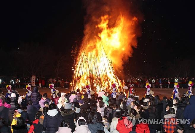 정월대보름 달집태우기 [연합뉴스 자료사진]