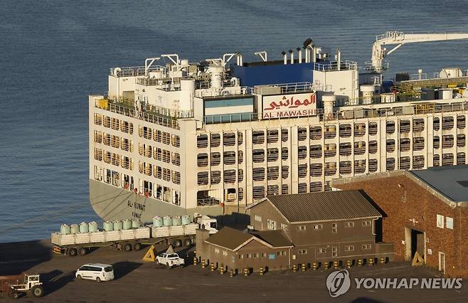 남아공 케이프타운에 정박한 가축운반선 (케이프타운 AP=연합뉴스) 20일(현지시간) 190m 길이의 쿠웨이트 선적 가축운반선 알쿠웨이트호가 케이프타운에 정박해 있다. 2024. 2.21