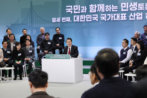 윤석열 대통령이 21일 울산시 울주군 울산전시컨벤션센터에서 열린 ‘국민과 함께하는 민생토론회-열세 번째, 다시 대한민국! 울산과 대한민국의 새로운 도약’에서 발언하고 있다. (사진=연합뉴스)