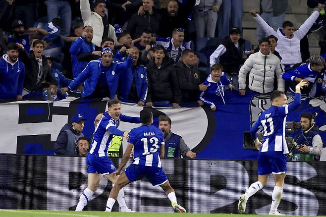 포르투의 갈레누(가운데)가 유럽축구연맹 챔피언스리그 16강 1차전에서 극적인 결승골을 터뜨린 뒤 동료들과 함께 기뻐하고 있다. 사진=AP PHOTO