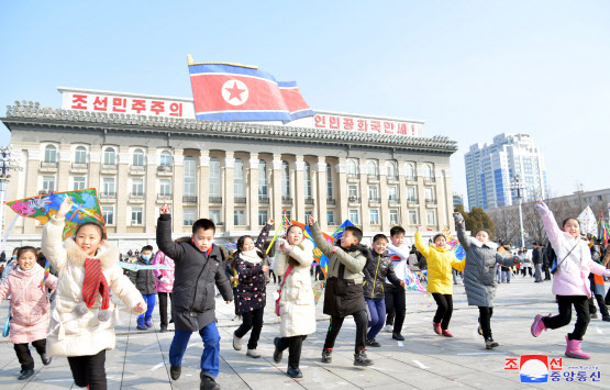 북한 주민들과 청소년 학생들이 설 명절을 즐겁게 맞이했다고 조선중앙통신이 11일 보도했다.(사진=조선중앙통신, 연합뉴스)