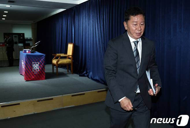 정해성 신임 국가대표 전력강화위원장이 21일 오후 서울 종로구 신문로 축구회관에서 1차 전력강화위원회 관련 브리핑을 마친 뒤 회견장을 나서고 있다. 대한축구협회(KFA) 전력강화위원회는 이날 비공개 1차 전력강화위원회를 갖고 축구대표팀 신임 감독 선임 작업에 본격적으로 돌입했다. 2024.2.21/뉴스1 ⓒ News1 박정호 기자