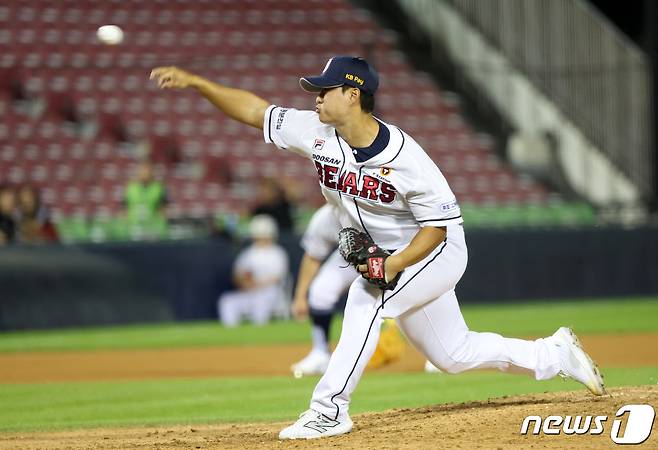 14일 서울 송파구 잠실야구장에서 열린 프로야구 '2023 신한은행 SOL KBO리그' SSG 랜더스와 두산 베어스의 경기, 두산 최지강이 7회초 2사 주자없는 상황에서 마운드에 올라 투구하고 있다. 2023.9.14/뉴스1 ⓒ News1 김성진 기자