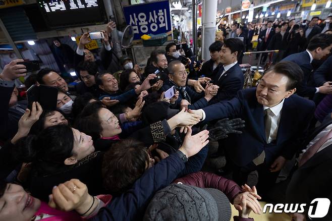 윤석열 대통령이 22일 오후 경남 마산어시장을 찾아 시민들과 인사를 나누고 있다. (대통령실 제공) 2024.2.22/뉴스1 ⓒ News1 안은나 기자