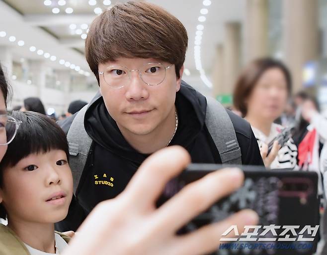 어린이 팬의 휴대폰에 미소 선물한 양현종