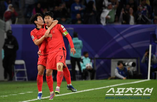 2일(현지시간) 카타르 알와크라 알자누브 스타디움에서 열린 2023 아시아축구연맹(AFC) 카타르 아시안컵 8강전 대한민국과 호주의 경기. 연장 전반 손흥민의 역전골이 터지자 이강인이 환호하고 있다. 알와크라(카타르)=박재만 기자pjm@sportschosun.com/2023.02.02/