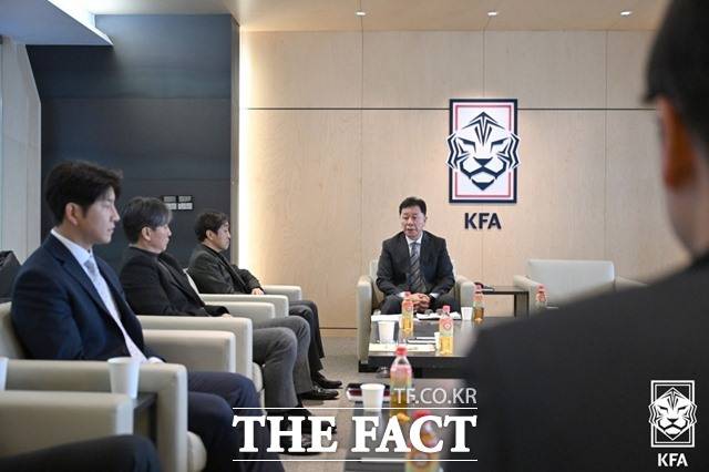 정해성 신임 전력강화위원장(가운데)이 21일 축구회관에서 새롭게 구성된 위원들과 함께 대표팀 감독 선임 방법 등을 논의하고 있다./KFA