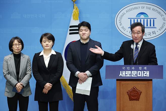 (왼쪽부터) 신연수 전 위원, 장하나 목사, 강상훈 대표. 맨오른쪽은 이낙연 새로운미래 대표. 연합뉴스