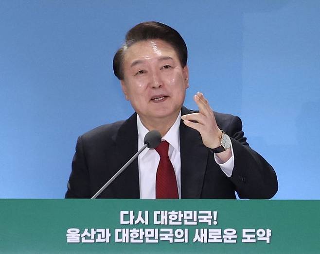 윤석열 대통령이 지난 21일 울산전시컨벤션센터에서 '다시 대한민국! 울산과 대한민국의 새로운 도약'을 주제로 열린 열세 번째 국민과 함께하는 민생토론회에서 발언하고 있다. ⓒ뉴시스