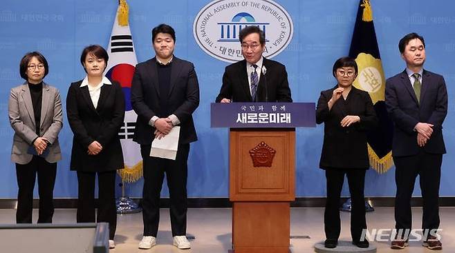 이낙연 새로운미래 공동대표가 22일 오전 서울 여의도 국회 소통관에서 3차 인재영입 기자회견을 하고 있다. 왼쪽부터 신연수 전 동아일보 논설위원, 장하나 브릿지처치 담임목사, 청년농업가 강상훈 성일농장 대표, 이 공동대표, 수어통역, 김종민 공동대표 ⓒ뉴시스