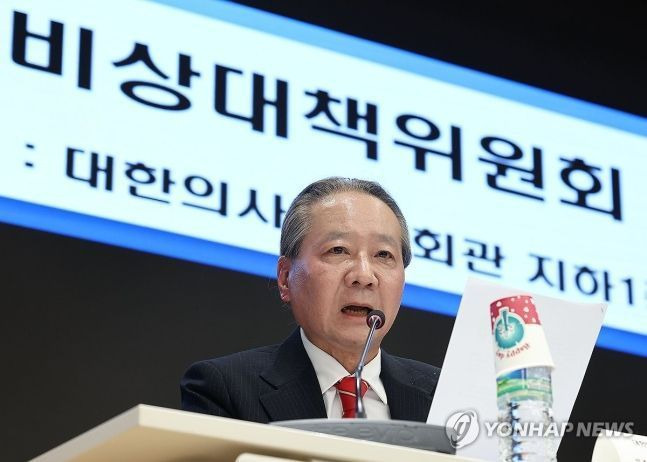 주수호 대한의사협회 비상대책위원회 언론홍보위원장이 21일 오후 서울 용산구 대한의사협회 회관에서 의협 비대위 정례브리핑을 하고 있다.ⓒ연합뉴스