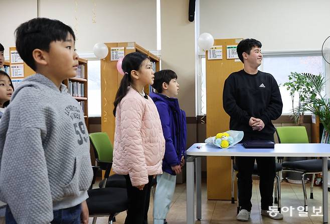 21일 오전 경상남도 밀양시 태룡초에서 열린 제96회 졸업장 수여식에서 졸업생 김준호 군(13)이 졸업식 노래를 부르고 있다. 밀양=이한결 기자 always@donga.com