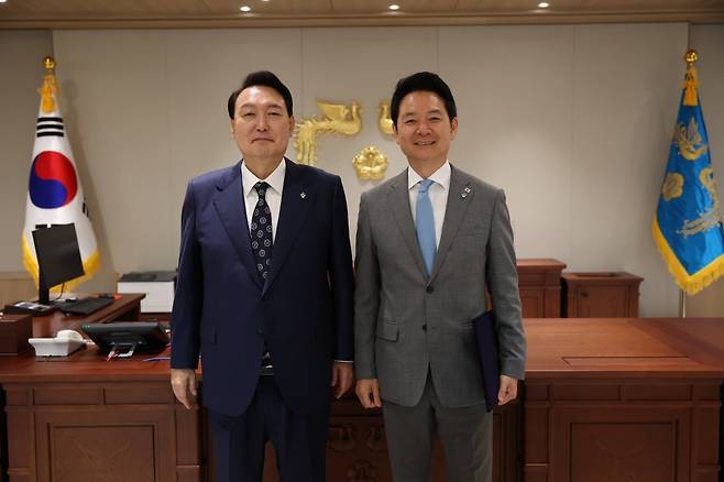 윤석열 대통령과 장성민 전 대통령미래전략기획관(오른쪽). 대통령실 제공