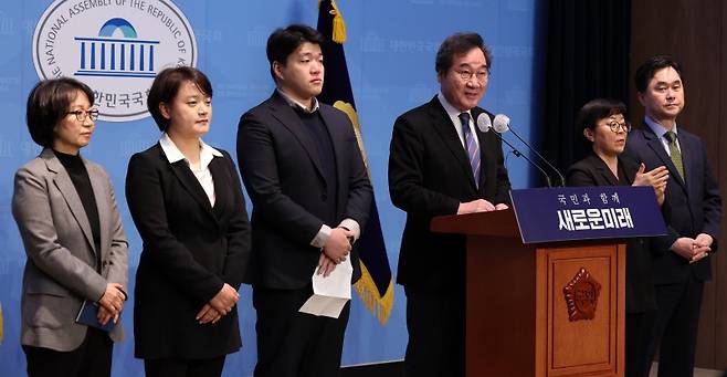 이낙연 새로운미래 공동대표가 22일 오전 서울 여의도 국회 소통관에서 3차 인재영입 기자회견을 하고 있다. 왼쪽부터 신연수 전동아일보 논설위원, 장하나 브릿지처치 담임목사, 청년농업가 강상훈 성일농장 대표, 이 공동대표, 수어통역, 김종민 공동대표. /사진=뉴시스