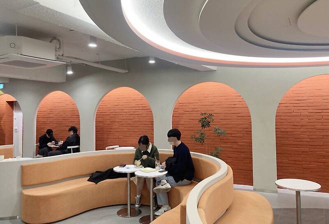 ‘카페 벽돌’의 실내. 박미향 기자