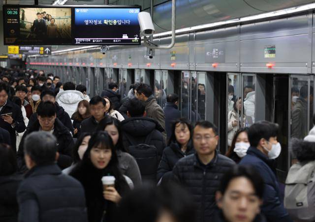 22일 폭설로 전 구간 열차 운행이 지연된 서울지하철 5호선 광화문역이 승객들로 붐비고 있다. 뉴시스