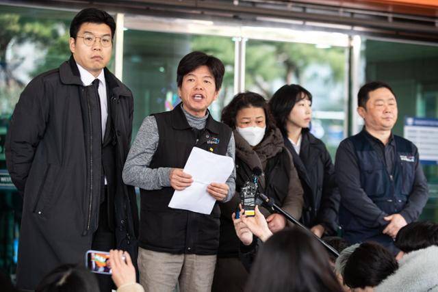 정용재 민주노총 공공운수노조 부위원장이 14일 서울서부지방법원에서 열린 세브란스병원 노조파괴 사건 선고 후 기자회견을 열고 노조 입장을 밝히고 있다. 뉴스1