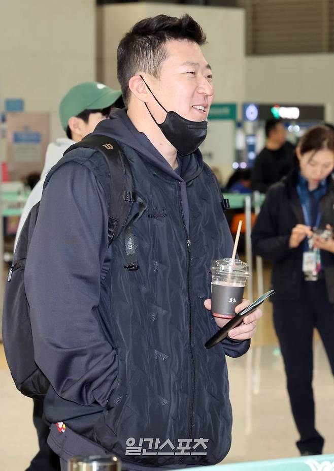KIA 타이거즈가 2024 스프링캠프를 위해 30일 오후 인천국제공항을 통해 호주 캔버라로 출국했다. 최형우가 수속을 기다리고있다. 인천공항=정시종 기자 capa@edaily.co.kr /2024.01.30.