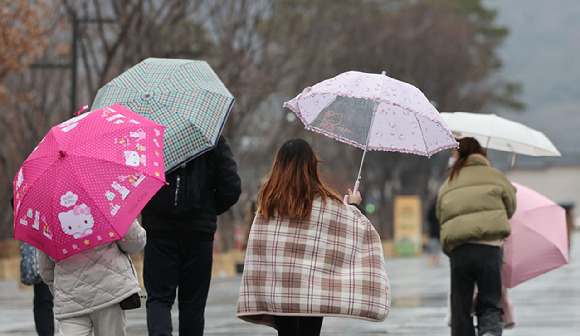 서울 종로구 광화문광장에서 시민들이 우산을 쓰고 이동하고 있다. [사진=뉴시스]