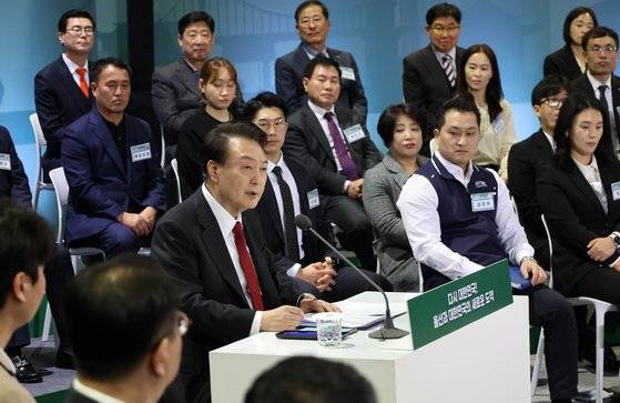 윤석열 대통령이 21일 울산 전시컨벤션센터에서 열린 국민과 함께하는 민생토론회 '열세번째, 대한민국 국가대표 산업 허브 울산'에 참석해 발언하고 있다. 울산=대통령실사진기자단