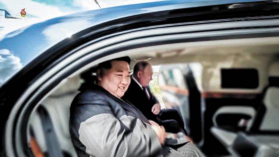 지난해 9월 13일 러시아 아무르주 보스토치니 우주기지에서 러시아 대통령의 전용차 ‘아우루스’에 블라디미르 푸틴 러시아 대통령과 함께 승차한 김정은 북한 국무위원장. 조선중앙TV 캡처, 연합뉴스