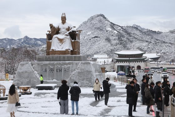 22일 오전 서울 광화문광장 일대에 밤사이 내린 눈이 쌓여 있다. 연합뉴스