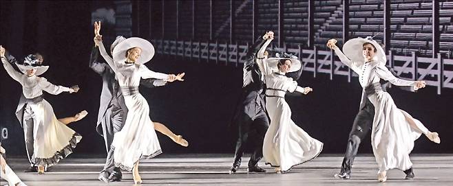 스베틀라나 자하로바와 볼쇼이의 모댄스 공연 장면.