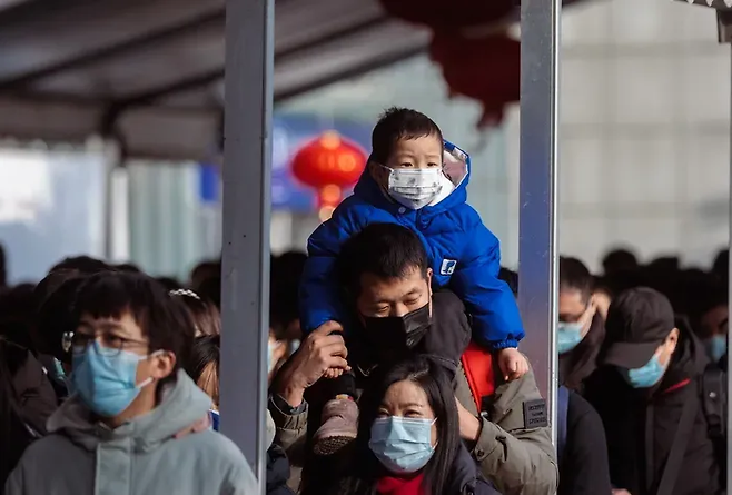 중국 상하이 기차역에서 아이를 목말 태운 시민이 줄을 서 있다. EPA연합뉴스