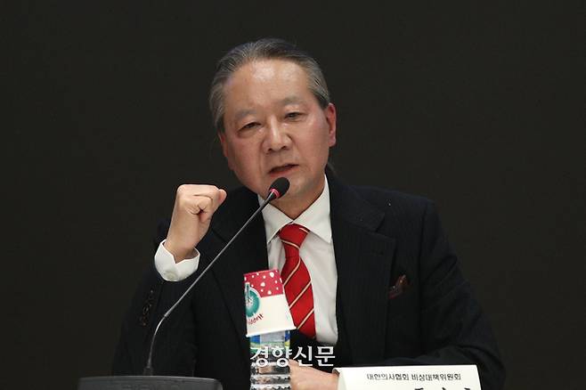 주수호 의대정원 증원 저지를 위한 대한의사협회 비상대책위원회 언론홍보위원장이 21일 서울 용산구 대한의사협회에서 정례 브리핑을 하고 있다. 2024.2.21 성동훈 기자