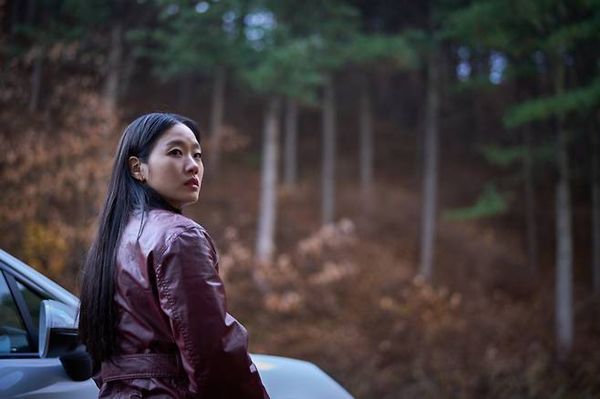 무당 화림(김고은)은 불길한 기운을 감지하면서도 파묘를 하자고 상덕을 설득한다. 쇼박스 제공
