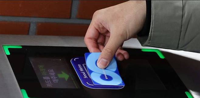 A citizen uses a Climate Card to use the subway at City Hall Station in Jung-gu, Seoul, last month.