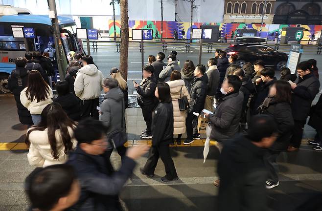 서울 중구 명동입구 정류장에서 시민들이 버스를 타기 위해 기다리고 있다. [사진 제공=연합뉴스]