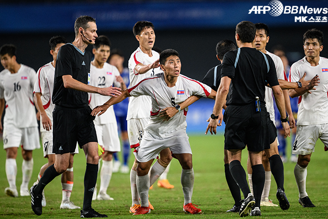 북한 선수들이 항저우아시안게임 남자축구 8강 일본전 판정에 강하게 반발하고 있다. 사진=AFPBBNews=News1