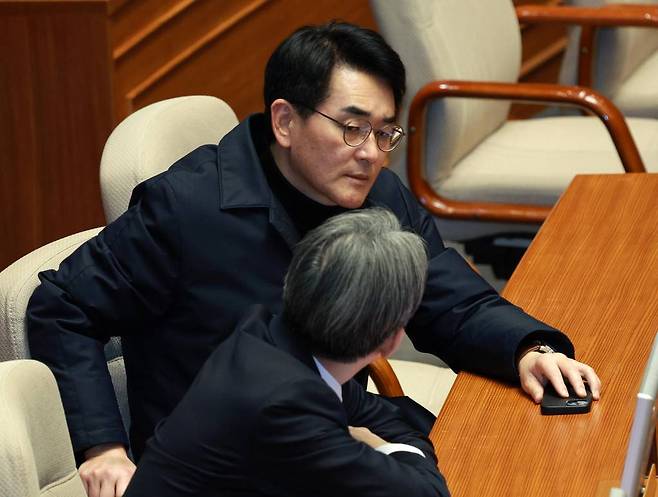 [서울=뉴시스] 고범준 기자 = 박용진 더불어민주당 의원이 22일 오후 서울 여의도 국회 본회의장에서 열린 제413국회(임시회) 제4차 본회의 정치·외교·통일·안보·교육·사회·문화 대정부 질문에서 정필모 의원과 대화하고 있다. 2024.02.22.