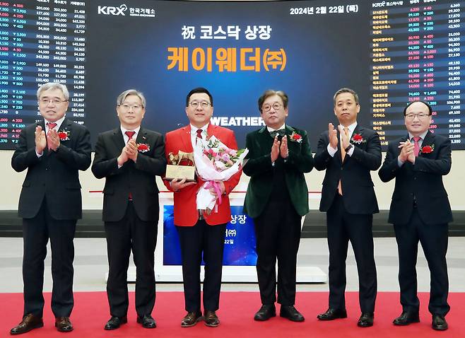 한국거래소 코스닥시장본부가 22일 서울 영등포구 서울사옥 홍보관에서 기상·공기 관련 제품과 서비스 등을 제공하는 케이웨더의 코스닥 시장 상장기념식을 개최했다 채남기(왼쪽부터) 한국IR협의회 회장, 홍순욱 한국거래소 코스닥시장본부장, 김동식 케이웨더 대표이사, 김상협 탄소중립녹색성장위원회 위원장, 윤병운 NH투자증권 부사장, 강왕락 코스닥협회 부회장이 상장기념패 전달 후 기념 촬영을 하고 있다. [한국거래소]