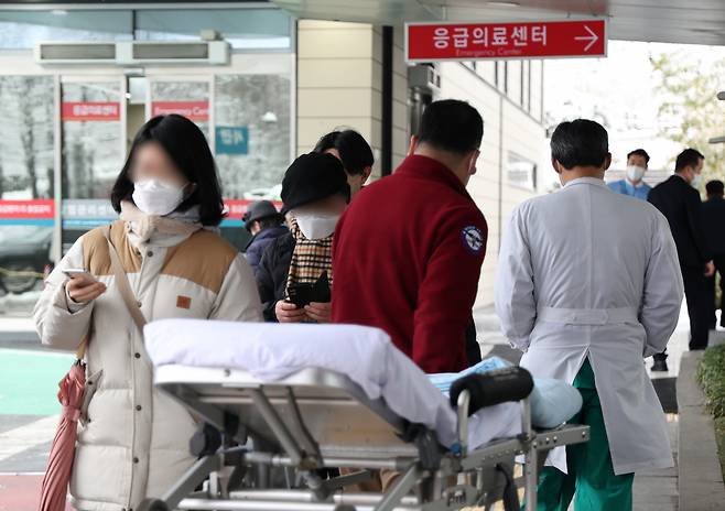 22일 오전 서울 한 대형병원에서 의료진들이 응급실로 이동하고 있다. 정부에 따르면 전체 전공의 대부분이 근무하는 주요 100개 수련병원을 점검한 결과 20일 밤까지 전공의 8천816명이 사직서를 제출했다. [연합]