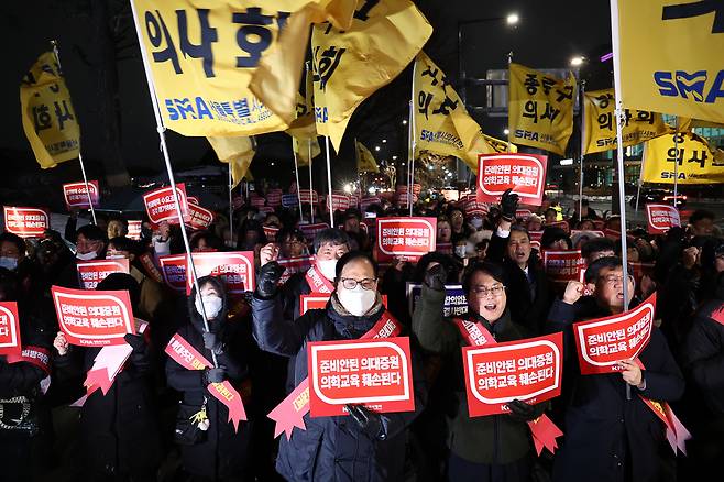 서울시의사회 소속 의사들이 22일 오후 서울 용산구 대통령실 앞에서 정부의 의과대학 입학 정원 확대에 반대하는 궐기대회를 하고 있다. [연합]