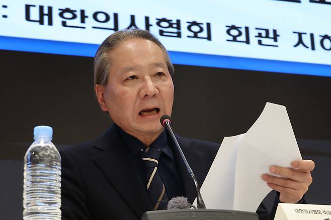 주수호 대한의사협회 비상대책위원회 언론홍보위원장이 22일 오후 서울 용산구 대한의사협회 회관에서 의협 비대위 정례브리핑을 하고 있다. [연합]