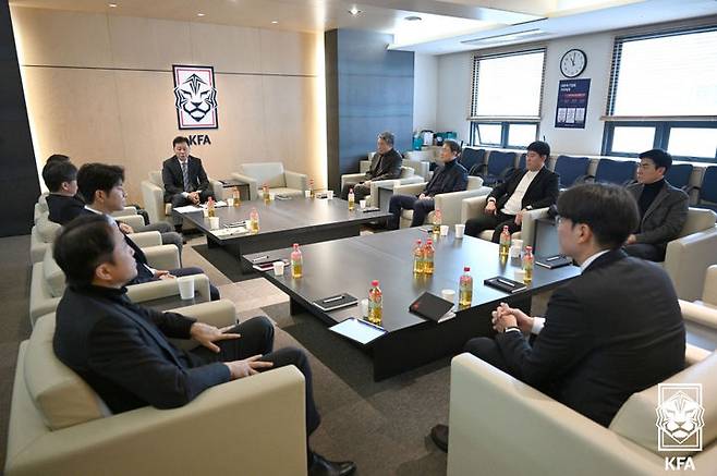 [서울=뉴시스] 조성우 기자 = 정해성 신임 대한축구협회 전력강화위원장이 21일 오전 서울 종로구 축구회관에서 열린 1차 전력강화위원회의를 주재하고 있다. (사진=대한축구협회 제공) 2024.02.21. photo@newsis.com *재판매 및 DB 금지